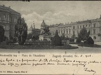 Akademički trg (današnji Trg Josipa Juraja Strossmayera) 1905. godine  Razglednica je putovala 1905. godine. Poleđina razglednice je namijenjena samo za adresu. Na trgu se tada nalazilo različito drveće i grmlje: pačempres, javor, šimšir, hortenzija magnolija, tisa.